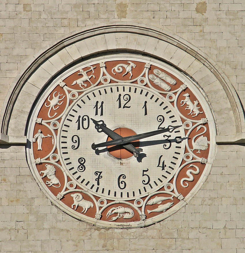 Часы вокзальной башни с измененным зодиакальным кругом.