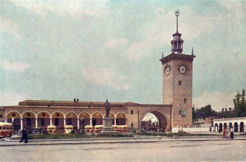 Здание вокзала в Симферополе, построенное по проекту  Алексея Николаевича Душкина. Цветная открытка начала 1950-х годов.