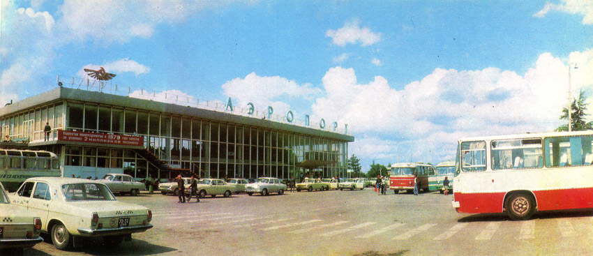 Здание аэровокзала в Симферополе в 1980 году.