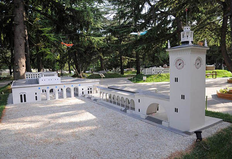 Общий вид здания железнодорожного вокзала Симферополя. Макет в парке «Крым в миниатюре».